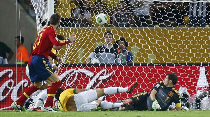 Anche in campo è festa brasiliana. Appena partiti, ed è subito Fred: gol in mischia copo un pasticcio della difesa spagnola. Reuters